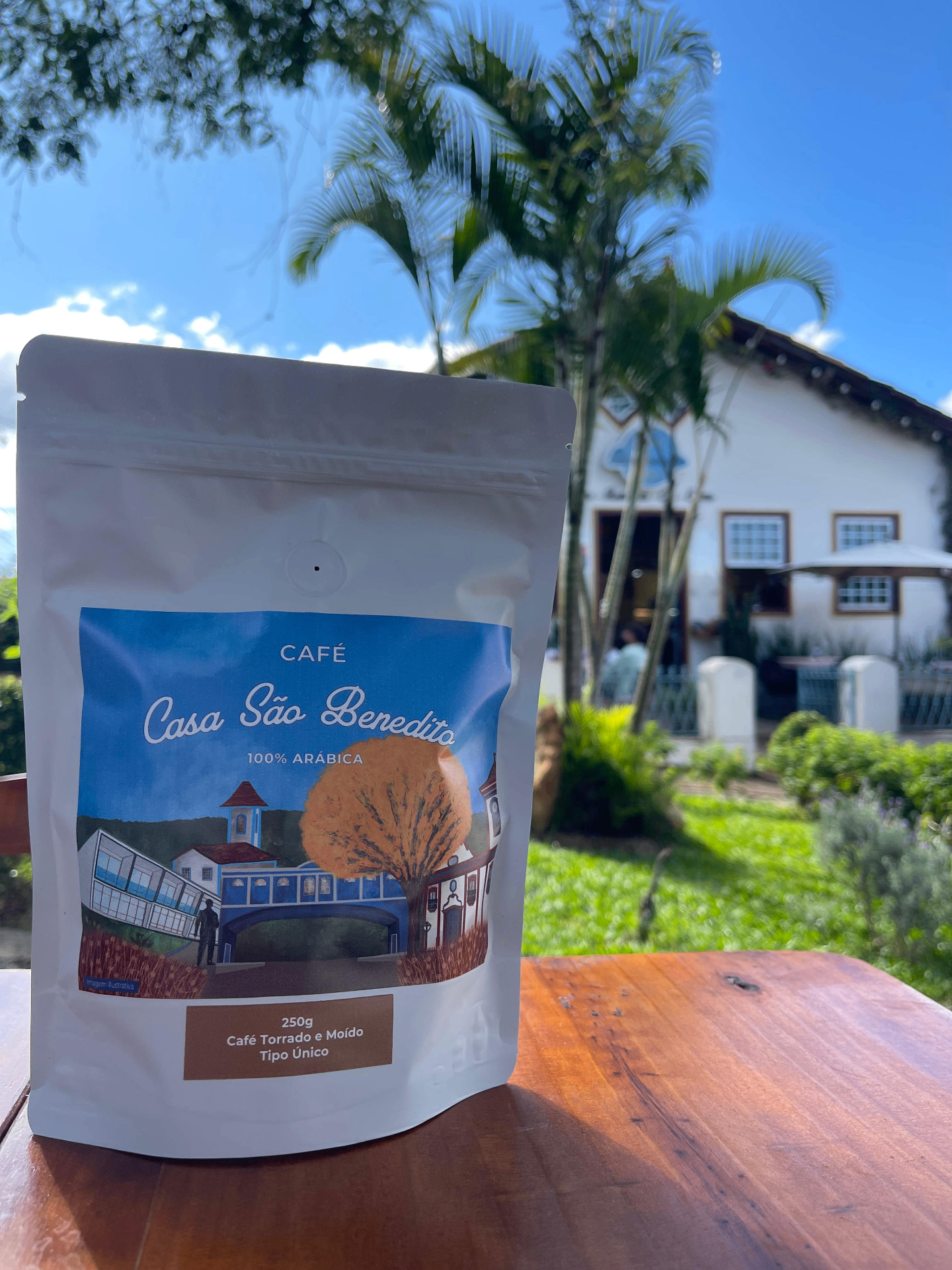 Embalagem do Café Casa São Benedito 100% Arábica em frente à Casa